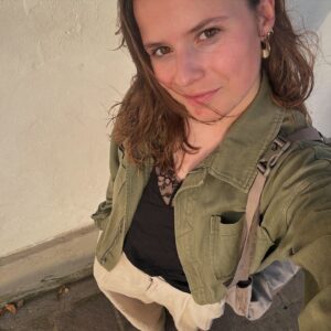 Luisa Neubauer Instagram - War weg, bin wieder da (swipe ☀️). Seit ein paar Jahren besuche ich im Sommer @cornelia.funke.official in Italien, in der Regel habe ich ein Buch zu schreiben dabei, immer wieder ist es bahnbrechend schön & jedes Mal muss ich viel zu früh wieder weiter. Jetzt also wieder Berlin (auch ok). ❤️
