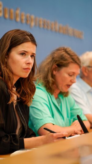 Luisa Neubauer Instagram - YES. Wir klagen und ihr könnt alle mitmachen. Link in meiner Bio und Story. Spread the word, lasst es uns doch einfach richtig groß machen. #Klimaklage #Zukunftsklage