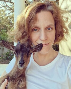 Luísa Sobral Instagram - Adotámos mais uma cabra, a Ritinha ( já vinha com nome).
É de mim ou a sacana está a fazer um olhar sensual? #cabrainfluencer