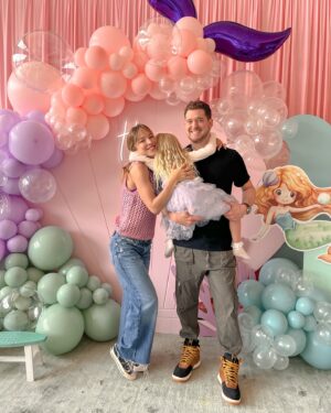 Luisana Lopilato Instagram - 🧜🏻‍♀️Cumplir 6 años es mágico: cuando los sueños y las ilusiones son grandes y cuando todo suena a aventura. Hoy, mi Vida cumple 6, aunque lo celebramos adelantado por las vacaciones de verano, hoy festejamos en familia. 
Mi mayor deseo como mamá es guiarte, enseñarte y ayudarte a cumplir cada uno de tus sueños. ¡Feliz cumpleaños, hija mía! 💕

Turning 6 is magical: when dreams and illusions are big, and everything feels like an adventure. Today, my Vida turns 6, and although we celebrated early because of the summer holidays, today we celebrate as a family. My greatest wish as a mom is to guide you, teach you, and help you achieve all of your dreams. Happy birthday, my daughter!

#AmordeMadre #Momentosfelices #birthdaygirl #happybirthday #themeparty #celebration