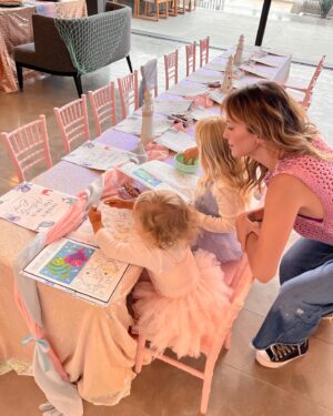 Luisana Lopilato Instagram - 🧜🏻‍♀️Cumplir 6 años es mágico: cuando los sueños y las ilusiones son grandes y cuando todo suena a aventura. Hoy, mi Vida cumple 6, aunque lo celebramos adelantado por las vacaciones de verano, hoy festejamos en familia. 
Mi mayor deseo como mamá es guiarte, enseñarte y ayudarte a cumplir cada uno de tus sueños. ¡Feliz cumpleaños, hija mía! 💕

Turning 6 is magical: when dreams and illusions are big, and everything feels like an adventure. Today, my Vida turns 6, and although we celebrated early because of the summer holidays, today we celebrate as a family. My greatest wish as a mom is to guide you, teach you, and help you achieve all of your dreams. Happy birthday, my daughter!

#AmordeMadre #Momentosfelices #birthdaygirl #happybirthday #themeparty #celebration