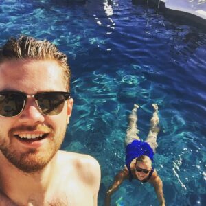 Lukas Dhont Instagram - Onbereikbaar. Groetjes! #malaga #palagio #rooftopswimmingpool #zwangerevrouw #allégroetjeshe