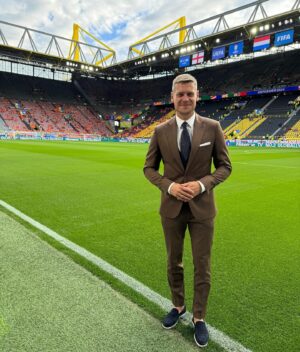 Lukasz Piszczek Instagram - Już o 21:00 w Dortmundzie rozpocznie się drugi półfinał 🇳🇱vs🏴󠁧󠁢󠁥󠁮󠁧󠁿 Jak myślicie, kto zmierzy się z Hiszpanią w wielkim finale Euro 2024?? 

@recmanofficial 
#płatnawspółpracareklamowa