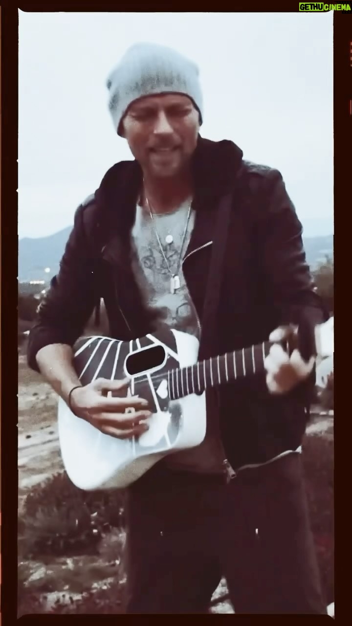 Luke Goss - 1.8K Likes - Blessed Sunday 🤍🙏🏼✨
Me again!🤓 Earlier today..a chilly out there, wrapped up..mic and ipad (groove) on the floor.. please enjoy ‘Gonna Wait For’ love you! ✌🏼❤️🙏🏼✨