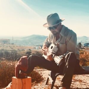 Luke Goss Instagram - Blessed Sunday 🤍🙏🏼✨
I hope it has been a great week and for those who need some encouragement, I hope this song offers a little virtual hug…please enjoy ‘Gotta Know’ a song about the unconditional love God offers us always… love you ✌🏼❤️🙏🏼✨