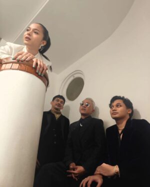 Lukman Sardi Instagram - Pada suatu hari at Premiere film Kabut Berduri.

Capture by Nicholas Saputra