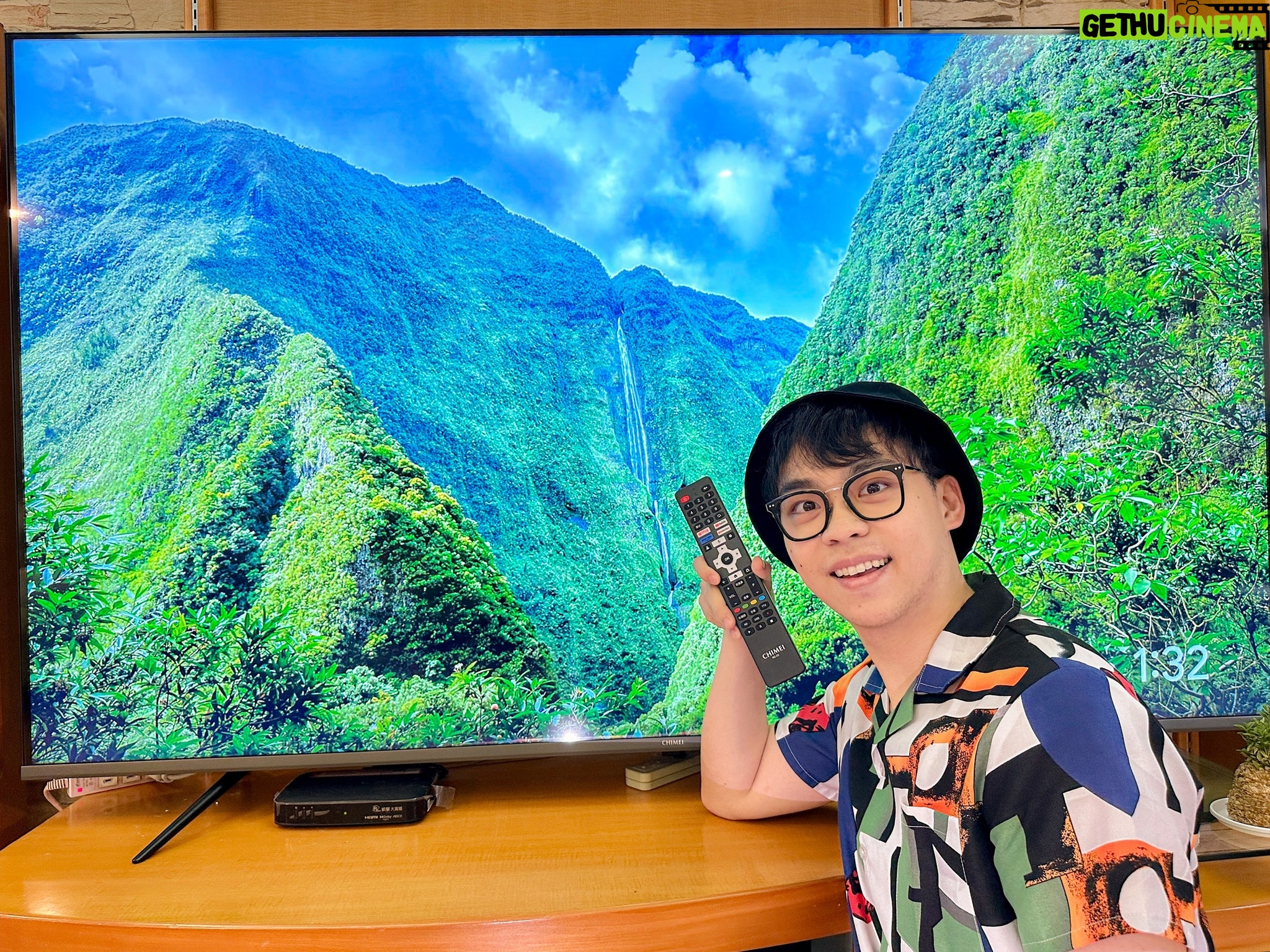 Lung Hor - 5.6K Likes - 好啦,該說出真相了!其實我根本沒有去非洲 🇺🇬......
別忘了,我可是一個溫室裡驕傲的媽寶 😇
去非洲如果遇到獅子,我絕對逃不了
其實我上週全程都待在家
用超大 📺 螢幕看4K的非洲動物!
騙到你了吧 😂
75 吋超大螢幕,簡直身歷其境非洲大草原
每天我都讓小吉 🐶 固定跟獅子 🦁 對望5分鐘,喚起她的野獸魂!
📺 奇美Google TV G200系列液晶顯示器 TL-75G200
✅ 大4K HDR ✅ Hey Google 聲控管家
✅ Dolby Vision Atmos 雙杜比規格
#奇美家電 @goodlife_in_chimei
#G200系列 #GoogleTV