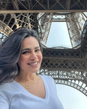 Luz Elena González Instagram - Gracias Diosito por permitirme celebrar mi cumpleaños #50 con mi familia en un viaje tan hermoso!!!! Gracias por darme, salud y un trabajo maravilloso. No podría estar más feliz y agradecida por tantas bendiciones🎂🎁🎉🎈🍾🎊 gracias a nuestros compañeros de tour por cantarme las mañanitas no me lo esperaba ☺️ gracias Majito por pedirle al guía que lo hiciera fue un detalle hermoso ❤️❤️❤️❤️happybirthdaytome #happy #lucky #love #family #vacation #paris #torreeiffel