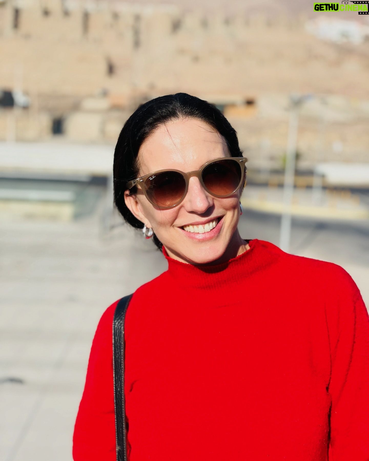 Luz Valdivieso - 4.3K Likes - Me tocó participar y leer pasajes de un libro sobre Edgar Stanley Freed “El hombre que más sabía de caliche en el mundo”… en Antofagasta.
Estar aquí, al borde de la pampa que tanto amaba el dr Freed y, sobre todo, descubrir el aporte de un científico casi olvidado que cambió el rumbo el salitre, cuando casi todos lo daban perdido. Él investigó, probó, estudió y lo sacó adelante.
Que linda iniciativa la de rescatar estas historias que son parte de nuestro patrimonio cultural.
Todo con la profundidad y pasión de @memoriacreativa