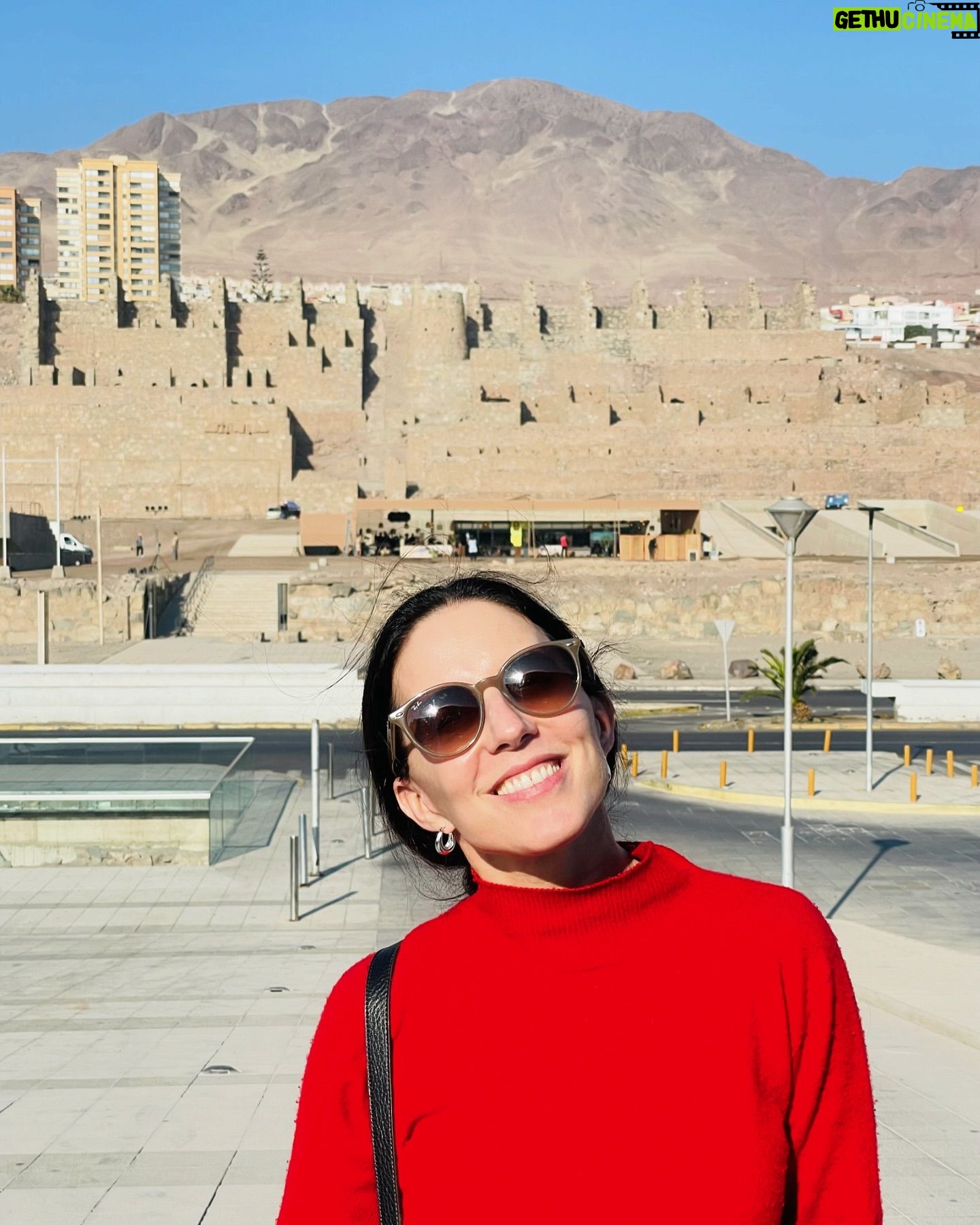 Luz Valdivieso - 4.3K Likes - Me tocó participar y leer pasajes de un libro sobre Edgar Stanley Freed “El hombre que más sabía de caliche en el mundo”… en Antofagasta.
Estar aquí, al borde de la pampa que tanto amaba el dr Freed y, sobre todo, descubrir el aporte de un científico casi olvidado que cambió el rumbo el salitre, cuando casi todos lo daban perdido. Él investigó, probó, estudió y lo sacó adelante.
Que linda iniciativa la de rescatar estas historias que son parte de nuestro patrimonio cultural.
Todo con la profundidad y pasión de @memoriacreativa