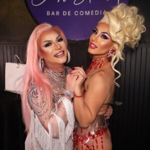 Luz Violeta Instagram - Fotitos hermosas! @mitulate con la diosa y flamante ganadora del #amigasyrivales @morettijulioth ✨📸 PH: @lasailorbritney 

Agradecer a todos nuestros auspiciadores y amigos: @labuchona.cl @monovolaocl @indomables.cl @dollqueen.iqq @dancechile.cl @sweetshopchile ✨🥂 

Mi pelito por: @miss.cookieknowles ✨ #iconic 💥

😻