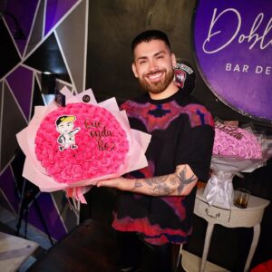 Luz Violeta Instagram - ✨❤️ Estuve con @rozamora de invitado estelar en @mitulate 💅 por supuesto en @doblestandup y fue una experiencia fantástica y magistral 🤩✨⭐️ Gracias Ro por todo! 👏

El capítulo ya está en mi canal de YouTube 💋 dale like! Comparte y opina! 🥂

🌻 Un agradecimiento muy especial: @labuchona.cl por siempre acompañarnos en cada capítulo con sus ramos 💐 de flores eternas! Q son realmente un regalo maravilloso q tu también puedes hacer para crear un momento inolvidable. 

Mil gracias! ✨🫰

👗 Outfit: @dollqueen.iqq 

💇‍♀️ Hairstyle: @miss.cookieknowles 

📸 PH: @lasailorbritney ✨