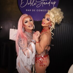 Luz Violeta Instagram - Fotitos hermosas! @mitulate con la diosa y flamante ganadora del #amigasyrivales @morettijulioth ✨📸 PH: @lasailorbritney 

Agradecer a todos nuestros auspiciadores y amigos: @labuchona.cl @monovolaocl @indomables.cl @dollqueen.iqq @dancechile.cl @sweetshopchile ✨🥂 

Mi pelito por: @miss.cookieknowles ✨ #iconic 💥

😻