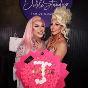 Luz Violeta Instagram - Fotitos hermosas! @mitulate con la diosa y flamante ganadora del #amigasyrivales @morettijulioth ✨📸 PH: @lasailorbritney 

Agradecer a todos nuestros auspiciadores y amigos: @labuchona.cl @monovolaocl @indomables.cl @dollqueen.iqq @dancechile.cl @sweetshopchile ✨🥂 

Mi pelito por: @miss.cookieknowles ✨ #iconic 💥

😻