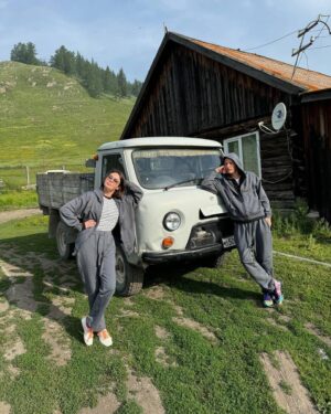 Lyaysan Utyasheva Instagram - Алтай для каждого свой... Сюда можно приезжать по разным причинам. Мы, например, хотели полноценно отдохнуть и побыть без связи, желательно там, где будет абсолютное единение с природой. Инфодетокс был необходим! 

Восхождения, горные речки, озера, особая магия Алтая…
Нужно было до этого объездить весь мир, чтобы понять, что Алтай —концентрация всех красивейших мест на земле…

Алтай — папа...
Алтай — мудрец...
Алтай — местами ребенок, который любит похулиганить...

Последнее особенно повлияло на нас с Павлом: это был отдых не семьи, а банды детей, ошалевших от чистейшего воздуха, которые носились по горам как козлики 😂🐐

В общем, получилось что-то потрясающее! Мы как будто слетали в другую вселенную!

P.S. скоро поделимся нашими восхождениями и впечатлениями на видео, ждите посты ☺️