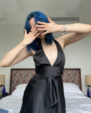 Lydia Night Instagram - swipe to learn the apple dance!!