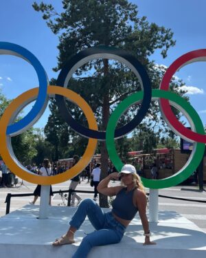 Lydia Valentín Instagram - ¿Alguna vez te has preguntado cuánto tarda un deportista en cumplir su sueño olímpico? 

En mi caso fueron 12 años ☺️ 

He de decir que mi espíritu olímpico, ve unos aros y…😍 demasiadas cosas asociadas al olimpismo🫶

¿Foto 1 o Foto 2? 📸 

#weightlifting #halterifilia #lydiavalentin