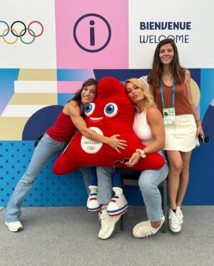Lydia Valentín Instagram - Experiencia súper especial este año en los JJOO Paris 2024 ✨✨✨ENHORABUENA a todos los deportistas por su competición y a todos los medallistas 🇪🇸 🥇🥈🥉👏

Gracias a  @iberdrola por apoyar el deporte y a los deportistas 💚✨

#lydiavalentin #JJOO #JJOO2024 #weightlifting #halterofilia