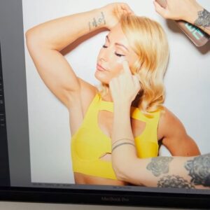 Lydia Valentín Instagram - Un día eres levantadora de pesas 🏋️‍♀️ y al otro una modelo 😏🤣🤣🤣

¿Cual os mola más de todas? 🤔

Shooting 📸 revista @yodona 

#lydiavalentin #halterofilia #weightlifting