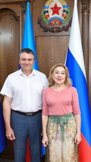Lyubov Uspenskaya Instagram - Дорогие друзья, на днях мы вместе с моей дочерью @pacha_tati побывали с гуманитарной миссией на Донбассе. 
Эта поездка стала возможной благодаря фонду "Солнце в ладошках" @bfsolncevladoshkah и Виолетте Штейн @violetta_shteyn , с которыми я сотрудничаю уже не первый год. 
Эмоции, которые я испытала от этой поездки не передать словами... 
Мы посетили Донецк и Луганск, встретились лично с главой Луганской Народной Республики Пасечником Леонидом Ивановичем, привезли гуманитарную помощь, навестили раненных в госпиталях, встретились с бойцами из легендарных "Пятнашек", ну и, конечно же, дали благотворительные концерты в госпитале и перед молодёжью.
Я была поражена силе духа каждого человека, с которым мы встретились за время этой поездки, а таких, поверьте мне, было очень много. Это были люди разных профессий, школьники, воины. И у каждого в глазах я видела силу, мужество и непоколебимую стойкость.
Я уверена, что эта наша поездка точно не будет последней! Ведь то, что нужно людям сейчас - это поддержка и знание о том, что о них помнят и любят ❤️
Подробнее о нашей миссии вы можете узнать из моего ролика. 
Ваша Люба ❤️