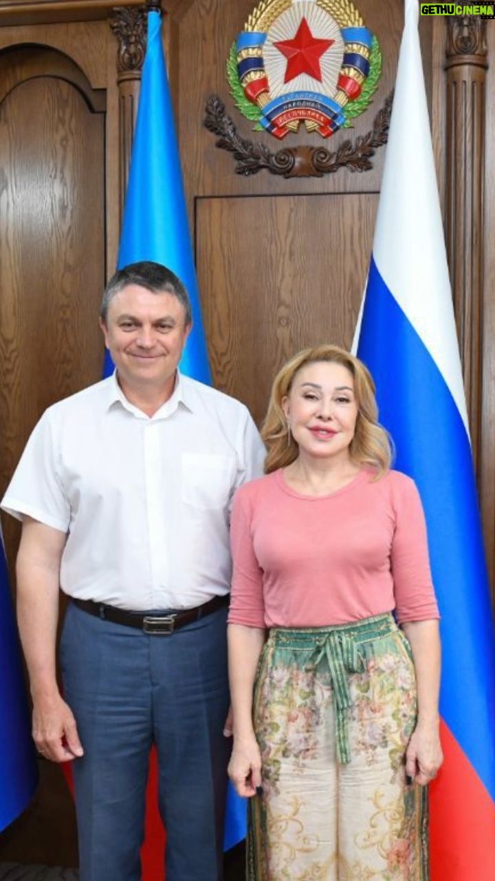 Lyubov Uspenskaya - 7.7K Likes - Дорогие друзья, на днях мы вместе с моей дочерью @pacha_tati побывали с гуманитарной миссией на Донбассе.
Эта поездка стала возможной благодаря фонду "Солнце в ладошках" @bfsolncevladoshkah и Виолетте Штейн @violetta_shteyn , с которыми я сотрудничаю уже не первый год.
Эмоции, которые я испытала от этой поездки не передать словами...
Мы посетили Донецк и Луганск, встретились лично с главой Луганской Народной Республики Пасечником Леонидом Ивановичем, привезли гуманитарную помощь, навестили раненных в госпиталях, встретились с бойцами из легендарных "Пятнашек", ну и, конечно же, дали благотворительные концерты в госпитале и перед молодёжью.
Я была поражена силе духа каждого человека, с которым мы встретились за время этой поездки, а таких, поверьте мне, было очень много. Это были люди разных профессий, школьники, воины. И у каждого в глазах я видела силу, мужество и непоколебимую стойкость.
Я уверена, что эта наша поездка точно не будет последней! Ведь то, что нужно людям сейчас - это поддержка и знание о том, что о них помнят и любят ❤️
Подробнее о нашей миссии вы можете узнать из моего ролика.
Ваша Люба ❤️
