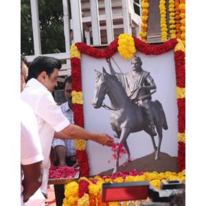 M. K. Stalin Instagram - ஆங்கிலேயரின் ஆதிக்கத்துக்கு அடிபணிய மாட்டேன்; வரி கொடுக்க மாட்டேன் என ஓடாநிலையில் கோட்டை கட்டிப் போராடிய தீரன் சின்னமலை அவர்களுக்குப் புகழ்வணக்கம்!

சென்னிமலைக்கும் சிவன்மலைக்கும் இடையில் ஒரு சின்னமலை என்று நெஞ்சுரம் காட்டிய தீரருக்கு முத்தமிழறிஞர் கலைஞர் அமைத்த சிலைக்கு மலர்வணக்கம் செலுத்தினேன்!

#TheeranChinnamalai @k.n.nehru @su_muthusamy