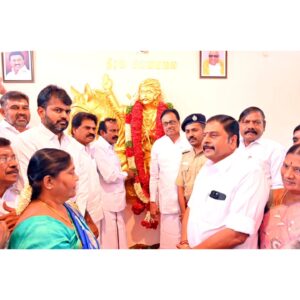 M. K. Stalin Instagram - ஆங்கிலேயரின் ஆதிக்கத்துக்கு அடிபணிய மாட்டேன்; வரி கொடுக்க மாட்டேன் என ஓடாநிலையில் கோட்டை கட்டிப் போராடிய தீரன் சின்னமலை அவர்களுக்குப் புகழ்வணக்கம்!

சென்னிமலைக்கும் சிவன்மலைக்கும் இடையில் ஒரு சின்னமலை என்று நெஞ்சுரம் காட்டிய தீரருக்கு முத்தமிழறிஞர் கலைஞர் அமைத்த சிலைக்கு மலர்வணக்கம் செலுத்தினேன்!

#TheeranChinnamalai @k.n.nehru @su_muthusamy