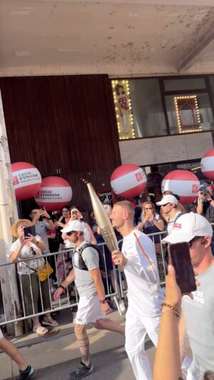 M. Pokora Instagram - Très heureux, fier et honoré d’avoir pu porter la flamme olympique dans les rues de ma ville aujourd’hui. Merci Strasbourg pour tous les sourires et les belles ondes partagées sur le parcours aujourd’hui. 🫶🏼♾️
Merci @cocacolafr @paris2024