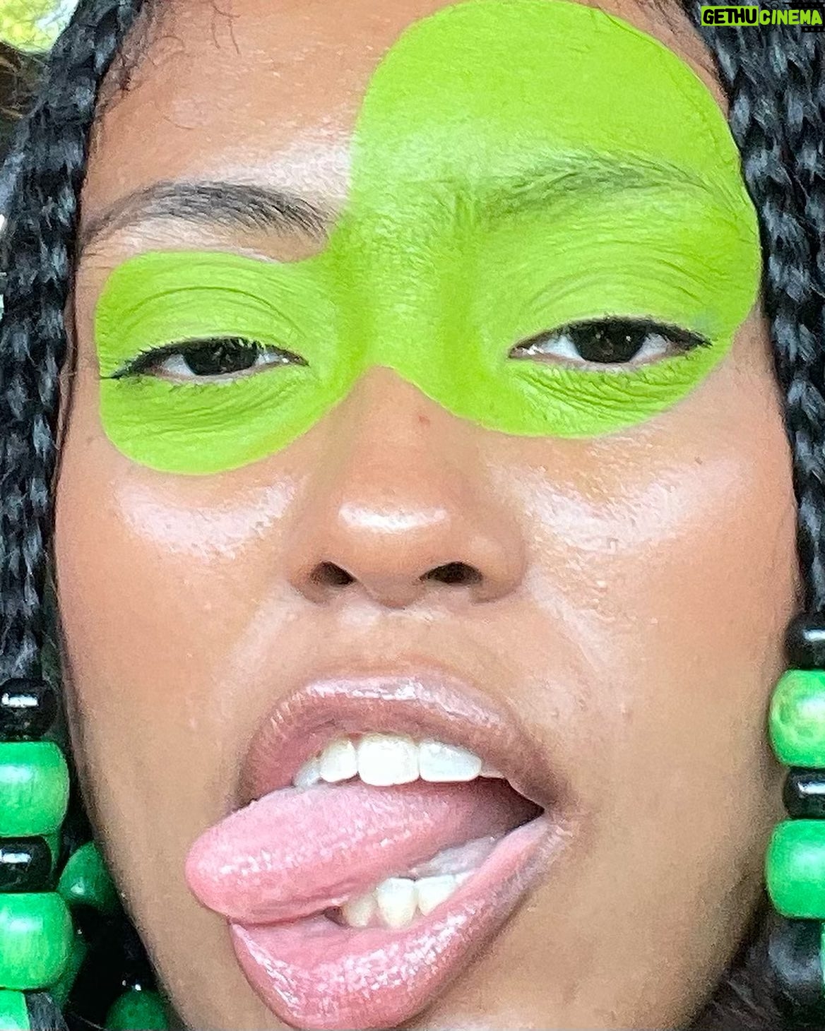 MALAYA - 3K Likes - TONGUE OUT EVERYWHERE 👅
HAPPY HOLIDAYS 🫡