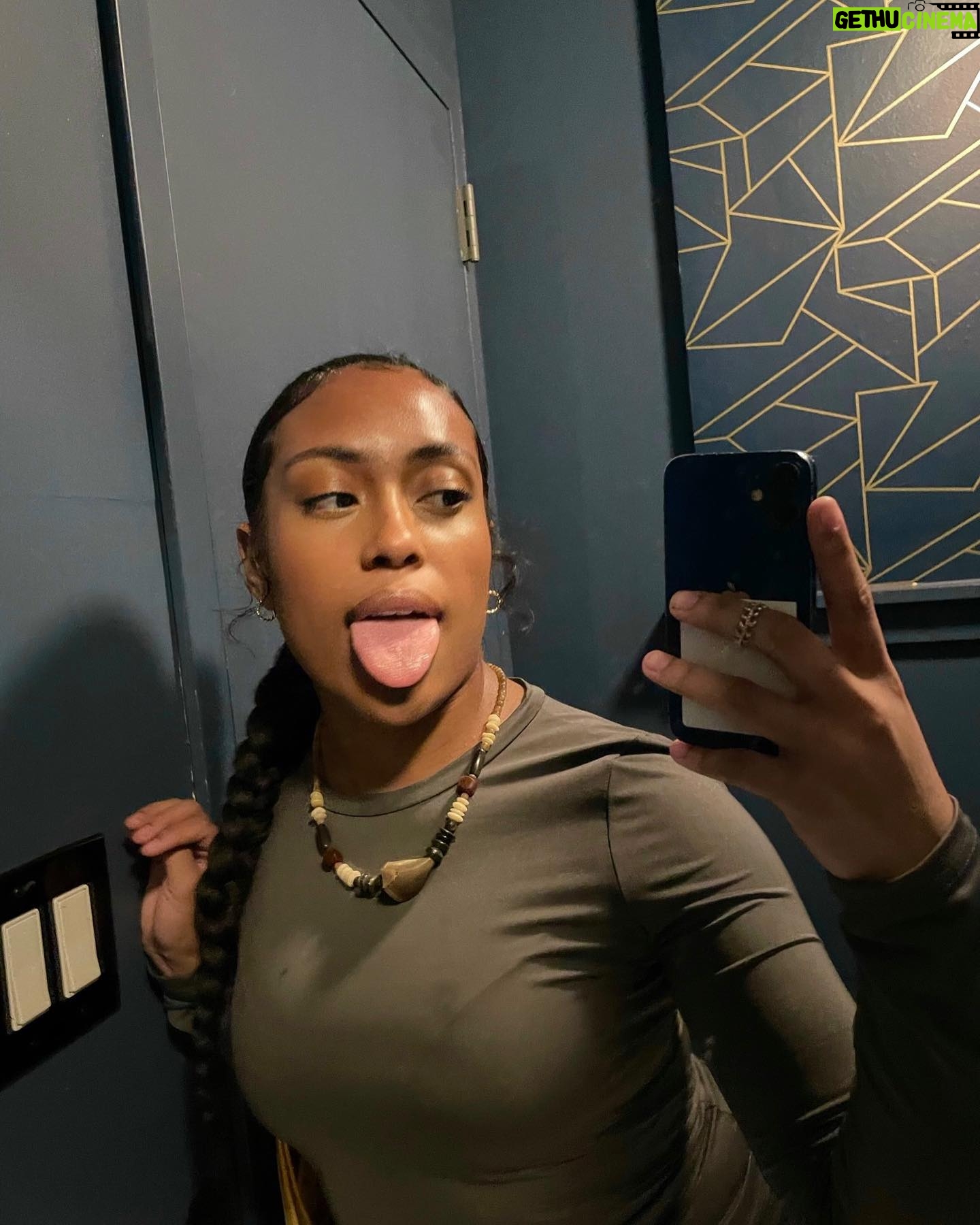 MALAYA - 3K Likes - TONGUE OUT EVERYWHERE 👅
HAPPY HOLIDAYS 🫡
