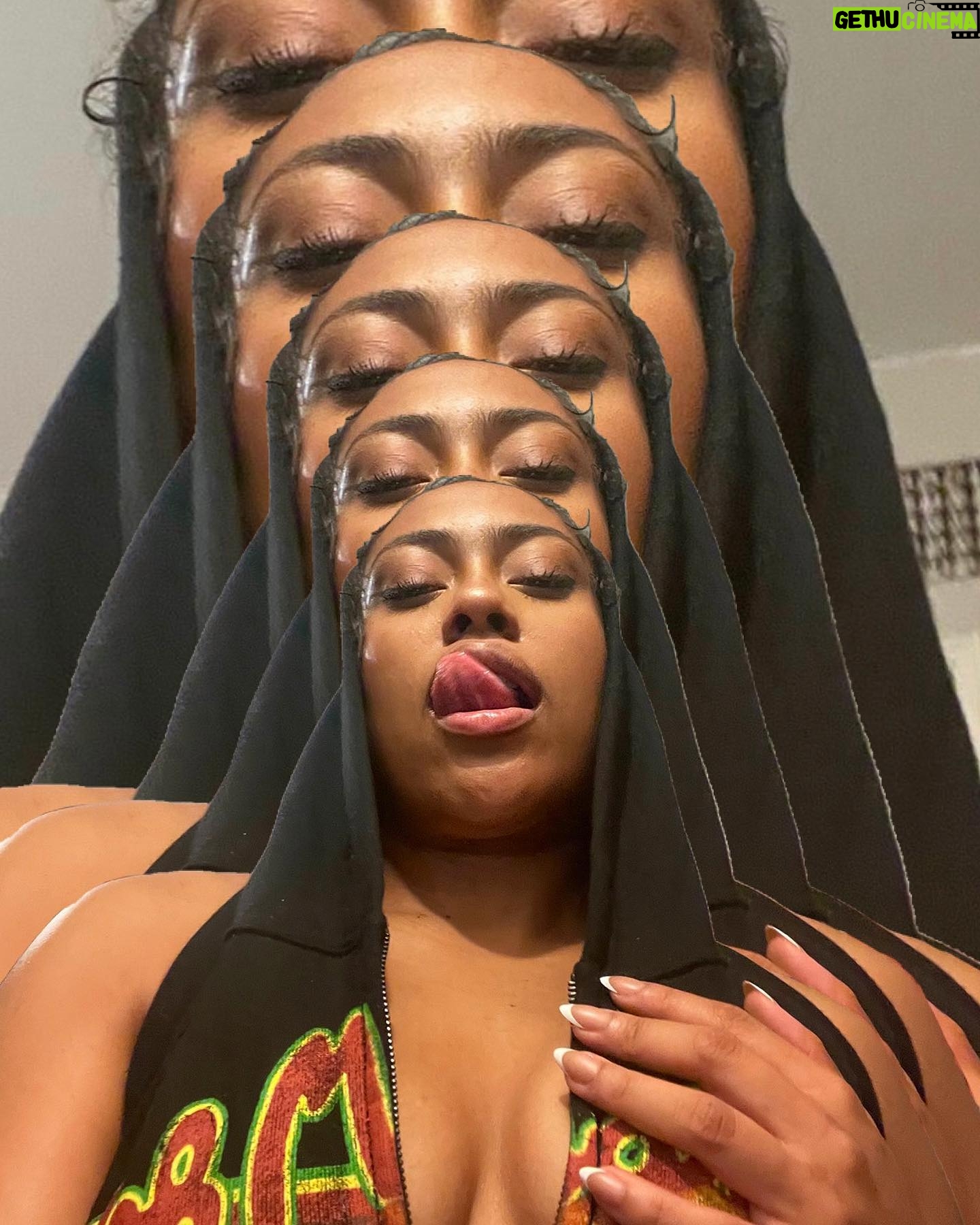 MALAYA - 3K Likes - TONGUE OUT EVERYWHERE 👅
HAPPY HOLIDAYS 🫡