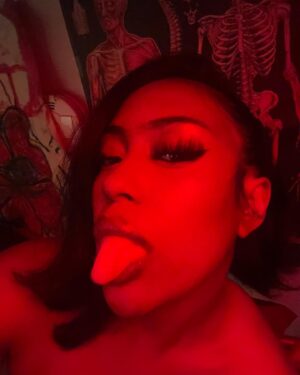 MALAYA Instagram - TONGUE OUT EVERYWHERE 👅
HAPPY HOLIDAYS 🫡