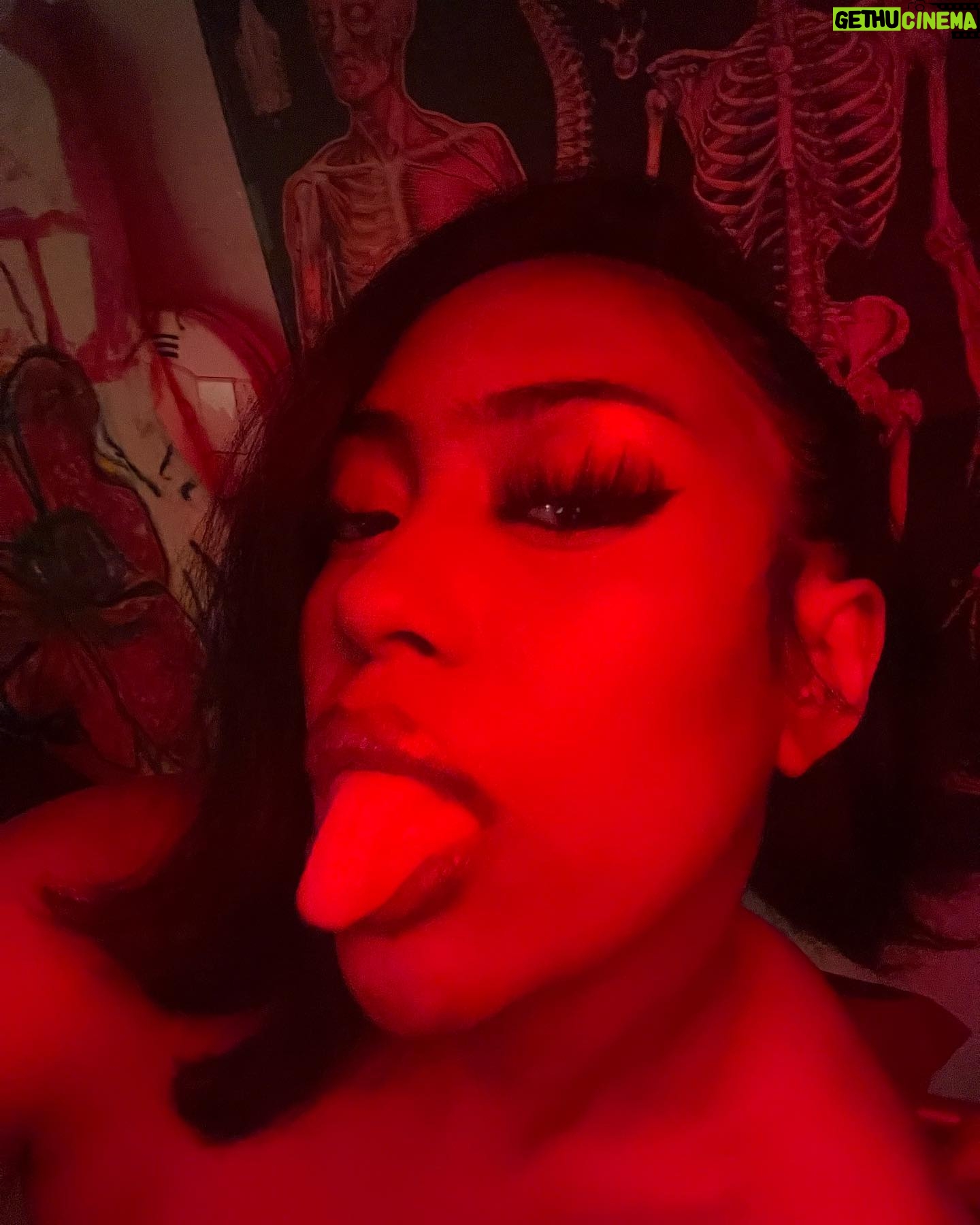 MALAYA - 3K Likes - TONGUE OUT EVERYWHERE 👅
HAPPY HOLIDAYS 🫡