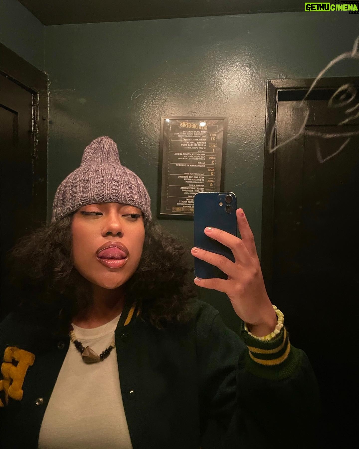 MALAYA - 3K Likes - TONGUE OUT EVERYWHERE 👅
HAPPY HOLIDAYS 🫡