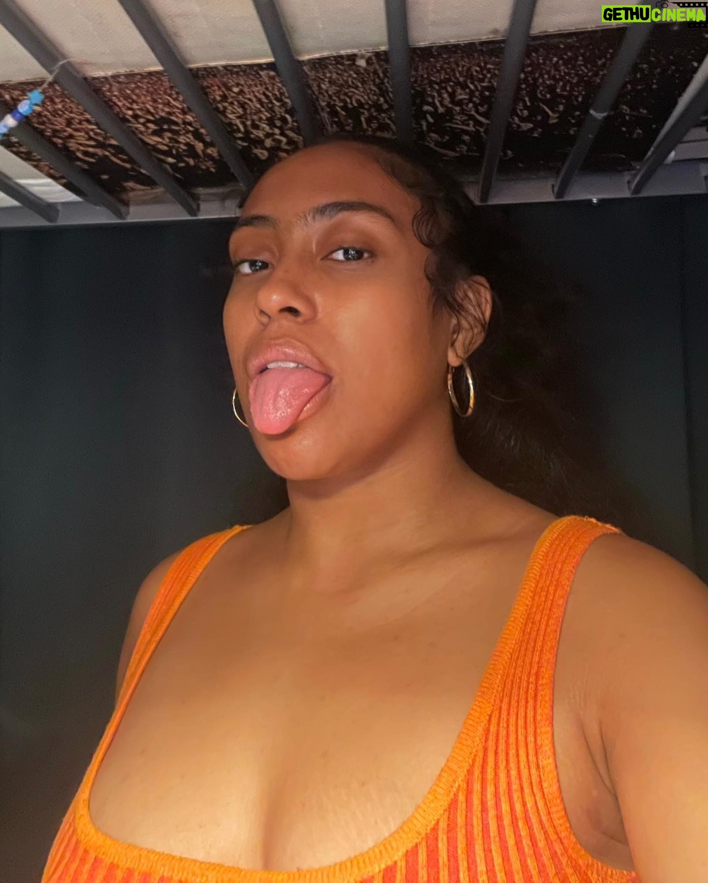 MALAYA - 3K Likes - TONGUE OUT EVERYWHERE 👅
HAPPY HOLIDAYS 🫡