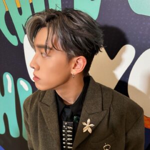 MC Cheung Instagram - This is MC, not 台風大師 😏
 
Hair: @myos_cliffchan 
Makeup: @circlexoo 
Styling: @ansonlaucf1107 
Wardrobes & Jewelry: @rickyywong_official  @soophii.___ @kinks.lab @gold_steed_atelier  @johnhardyjewelry

#chillclub #haveachilllive
