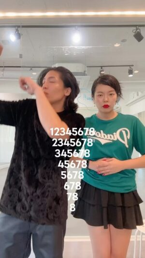 MMARY Instagram - 신랑 i이고 내가 e인데 맨날 난리는 신랑이 더 침.
누워서 식은죽 챌린지 완성.

#제이블랙 #마리