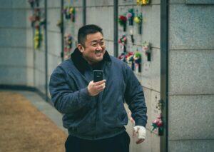 Ma Dong-seok Instagram - 네 번째 기적이 찾아왔습니다.

액션 프랜차이즈 영화를 만들고 싶다는 꿈을 안고 제작을 시작했던 <범죄도시> 시리즈가 많은 분들의 사랑을 받아 2, 3편에 이어 4편도 천만관객을 돌파하며, 세 편 연속 천만, 시리즈 도합 관객수 4천만이라는 믿을 수 없는 스코어를 달성했습니다. 
모두 관객 여러분들이 이뤄내신 결과입니다. 
진심으로 감사합니다. 

<범죄도시> 시리즈는 계속해서 새로운 시도를 해나가겠습니다. 
1, 2, 3, 4편이 1막이라면, 5, 6, 7, 8편은 2막입니다.
1막이 오락 액션 활극이었다면,
2막은 더욱 짙어진 액션 스릴러 장르로 완전히 새롭게 찾아 뵐 예정입니다. 

불의에 맞서는 마석도의 통쾌한 한 방이
열심히 살아가는 여러분들에게 작은 위로가 될 수 있음을 알기에 마석도는 계속해서 달리겠습니다. 

범죄 없는 도시를 꿈꾸며.