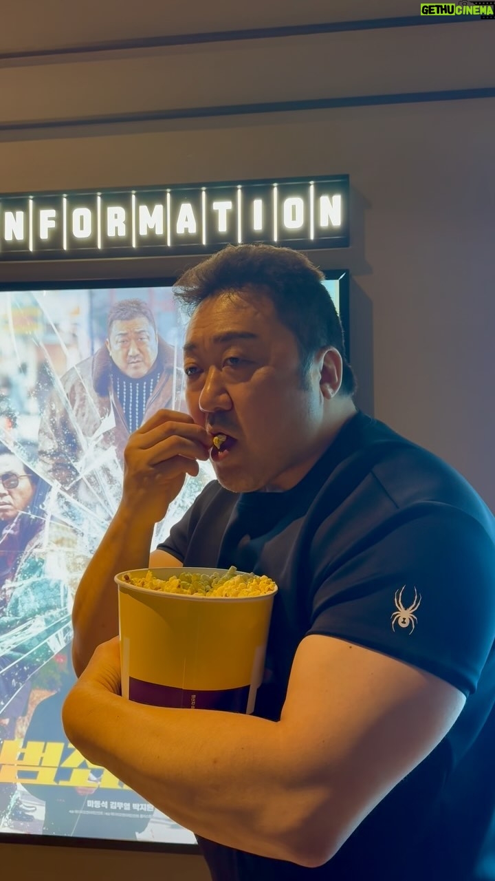 Ma Dong-seok - 2.6 Million Likes - 저도 범죄도시4 보러 왔습니다.
이 팝콘이 라지사이즈인데는 뭔가 이유가 있지 않겠냐?
Here to watch THE ROUNDUP:PUNISHMENT.
Big popcorn for big action right?