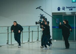 Ma Dong-seok Instagram - 네 번째 기적이 찾아왔습니다.

액션 프랜차이즈 영화를 만들고 싶다는 꿈을 안고 제작을 시작했던 <범죄도시> 시리즈가 많은 분들의 사랑을 받아 2, 3편에 이어 4편도 천만관객을 돌파하며, 세 편 연속 천만, 시리즈 도합 관객수 4천만이라는 믿을 수 없는 스코어를 달성했습니다. 
모두 관객 여러분들이 이뤄내신 결과입니다. 
진심으로 감사합니다. 

<범죄도시> 시리즈는 계속해서 새로운 시도를 해나가겠습니다. 
1, 2, 3, 4편이 1막이라면, 5, 6, 7, 8편은 2막입니다.
1막이 오락 액션 활극이었다면,
2막은 더욱 짙어진 액션 스릴러 장르로 완전히 새롭게 찾아 뵐 예정입니다. 

불의에 맞서는 마석도의 통쾌한 한 방이
열심히 살아가는 여러분들에게 작은 위로가 될 수 있음을 알기에 마석도는 계속해서 달리겠습니다. 

범죄 없는 도시를 꿈꾸며.