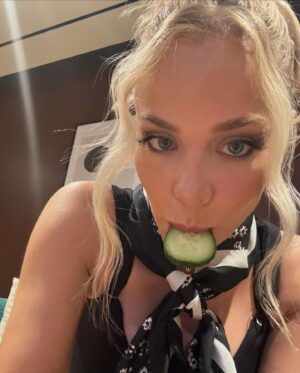 MacKenzie Porter Instagram - Is this how you Vegas ?