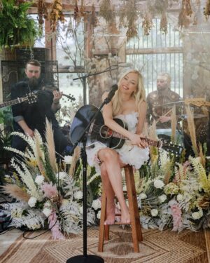 MacKenzie Porter Instagram - Today on the @kellyclarksonshow .. my inner fan girl is screaming 🤩🤩

link in bio for full performance of my song #paymebackinchange