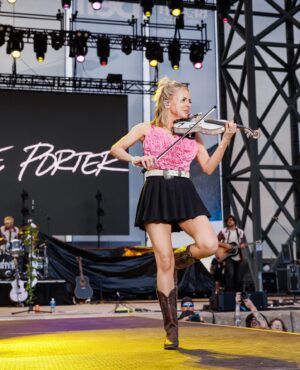 MacKenzie Porter Instagram - @cavendishbeachmusic I love you more than the lobster roll I’m about to devour!! And that’s a lot of love