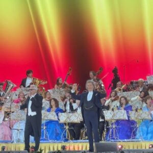 Macarena Tondreau Instagram - Y así parte nuestro viaje lleno de aventuras. Primero Maastrich, Holanda. Una ciudad inigualable. La gente realmente espectacular…llegamos para poder ver y compartir con el gran @andrerieu Ver su show por segunda vez en su pueblo, con su gente, rodeado de castillos e historias, es alucinante!!! Las fotos y videos están un poco desordenados, pero llenos de alegría y quería compartirlos con ustedes! Ahora a seguir el viaje! Siguiente parada….La Toscana, Italia!!
@alfalonxo @gianpierosampieri @iamdondani @bymaacaa