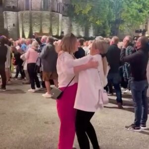 Macarena Tondreau Instagram - Y así parte nuestro viaje lleno de aventuras. Primero Maastrich, Holanda. Una ciudad inigualable. La gente realmente espectacular…llegamos para poder ver y compartir con el gran @andrerieu Ver su show por segunda vez en su pueblo, con su gente, rodeado de castillos e historias, es alucinante!!! Las fotos y videos están un poco desordenados, pero llenos de alegría y quería compartirlos con ustedes! Ahora a seguir el viaje! Siguiente parada….La Toscana, Italia!!
@alfalonxo @gianpierosampieri @iamdondani @bymaacaa