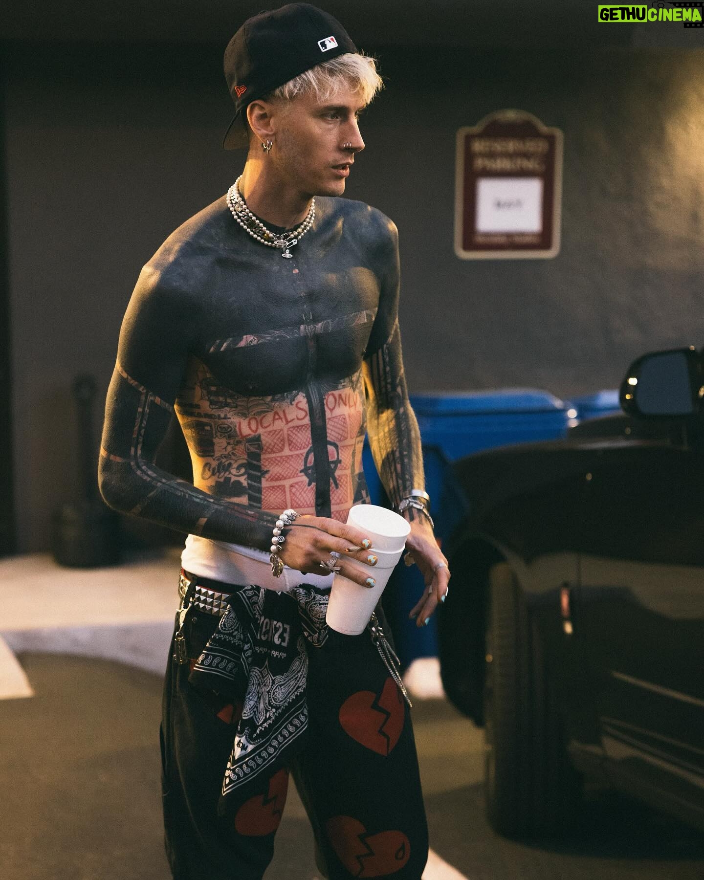 Machine Gun Kelly - 393K Likes - i’m cookin and it’s southern fried. 🥘🎵
📷: @samcahill