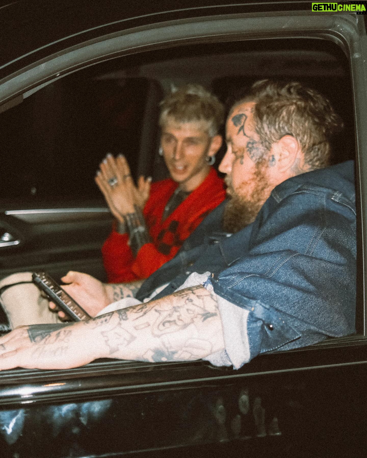 Machine Gun Kelly - 393K Likes - i’m cookin and it’s southern fried. 🥘🎵
📷: @samcahill