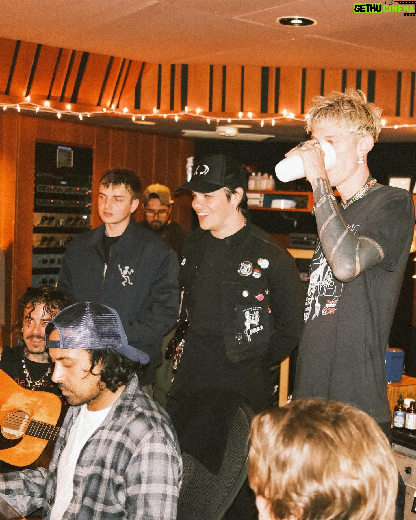 Machine Gun Kelly - 393K Likes - i’m cookin and it’s southern fried. 🥘🎵
📷: @samcahill