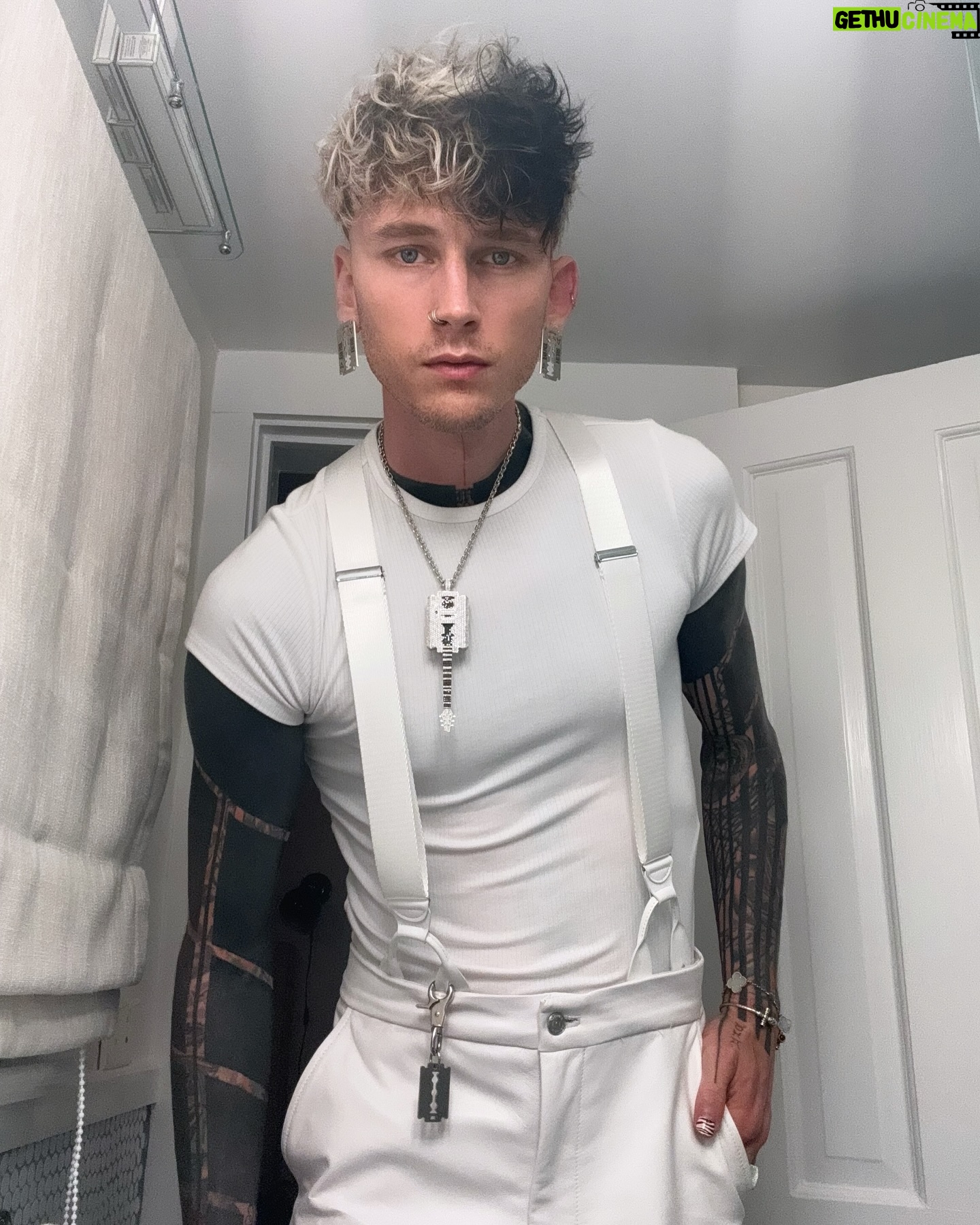 Machine Gun Kelly - 666.1K Likes - i wore white to celebrate my virginity. 🇺🇸🙌🏼