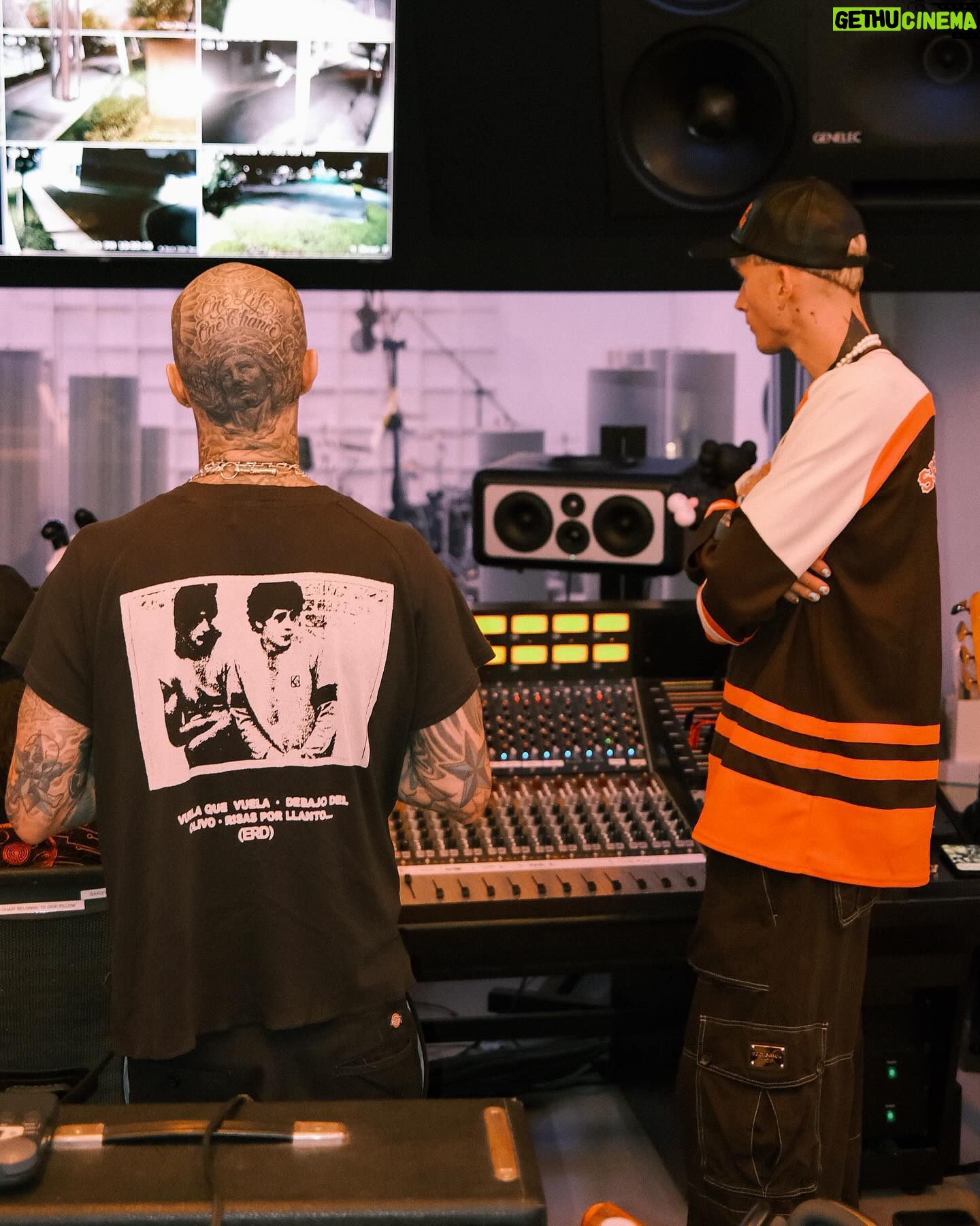 Machine Gun Kelly - 393K Likes - i’m cookin and it’s southern fried. 🥘🎵
📷: @samcahill